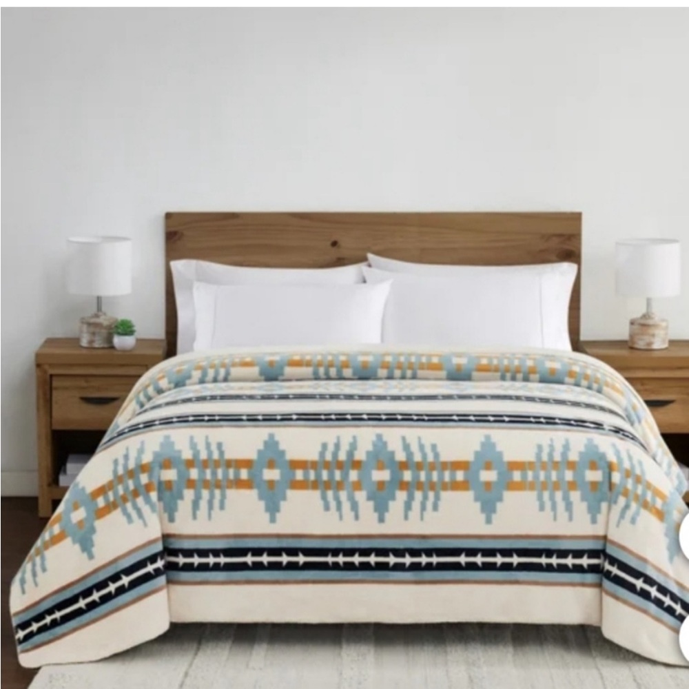 Pendleton Trail Ridge Twin Plush Geometric Cream and Blue Blanket